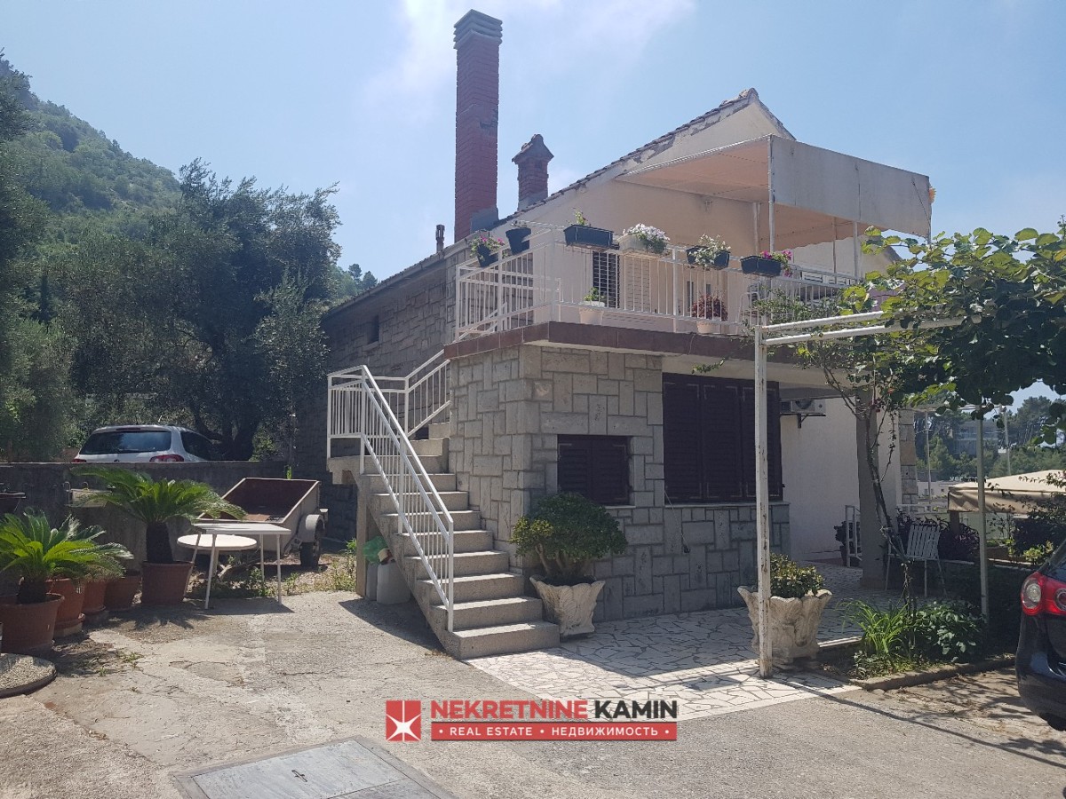 Apartment-Style House with 10 Rooms, 500 m from the Sea, Sveti Stefan